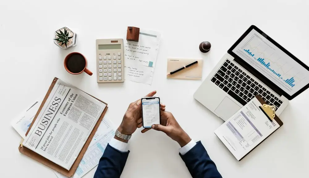 person holding Android smartphone leaning on table